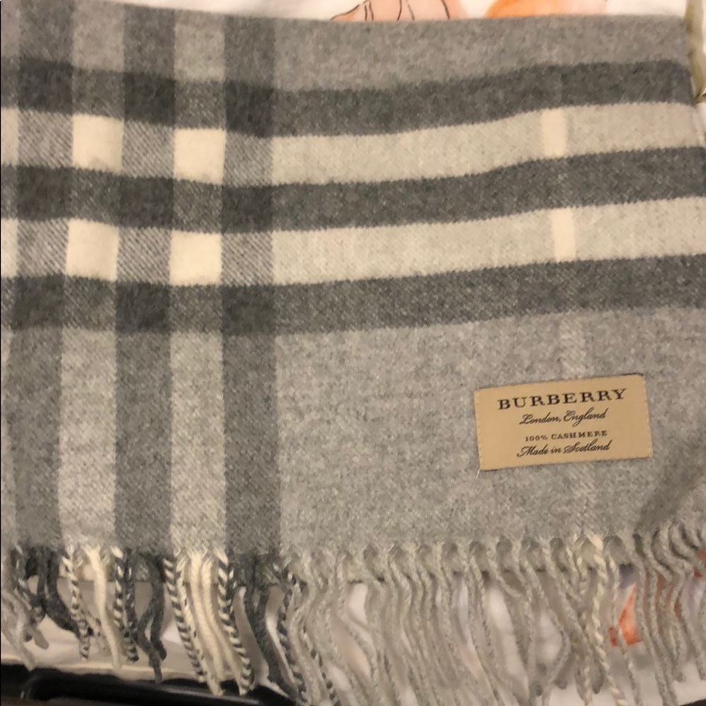 Burberry the Classic Check Grey Scarf
